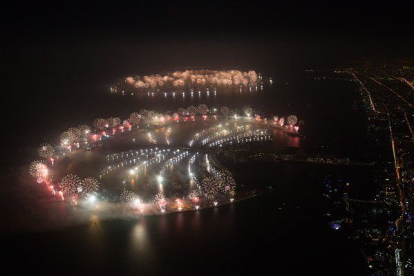 In Dubai startete ein Weltrekordversuch: 99,4 km Küstenlänge waren mit Feuerwerk bestückt. (EPA) In Dubai startete ein Weltrekordversuch: 99,4 km Küstenlänge waren mit Feuerwerk bestückt. (EPA)