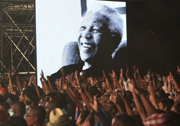 In Südafrika feierte man unter den Augen des kürzlich verstorbenen Nelson Mandela. (AP) In Südafrika feierte man unter den Augen des kürzlich verstorbenen Nelson Mandela. (AP)