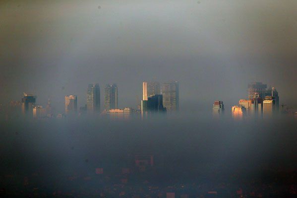 Der Morgen danach in Manila: Der Smog ist Rauch von der Nacht. (EPA) Der Morgen danach in Manila: Der Smog ist Rauch von der Nacht. (EPA)