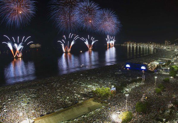 Silvester am Strand: Die Copacabana in Rio. (EPA) Silvester am Strand: Die Copacabana in Rio. (EPA)