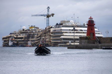 Das aufgerichtete Wrack der Costa Concordia. (Bild: AP) Das aufgerichtete Wrack der Costa Concordia. (Bild: AP)