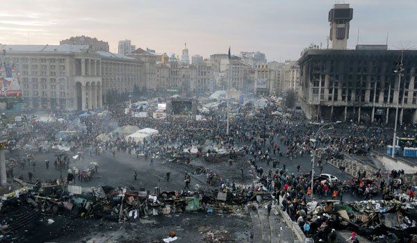 Der Maidan, der Unabhängigkeitsplatz in Kiew, nach den Ausschreitungen. Ein Bild der Zerstörung als Sinnbild für die Lage der Ukraine? Foto: AP