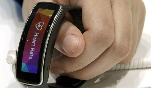Weit mehr als ein Pulsmesser: Samsungs Gear Fit. (Bild: EPA) Weit mehr als ein Pulsmesser: Samsungs Gear Fit. (Bild: EPA)
