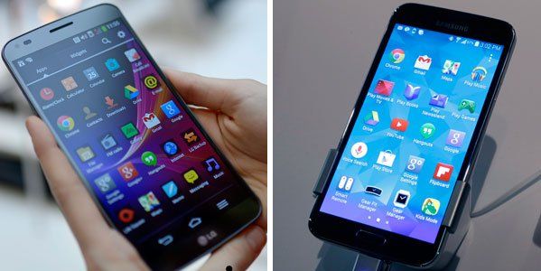 Links das G Flex von LG, rechts das Samsung Galaxy S5. (Fotos: AP) Links das G Flex von LG, rechts das Samsung Galaxy S5. (Fotos: AP)