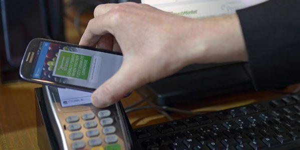 Drahtloses Bezahlen mit NFC am Handy. (Bild: AP) Drahtloses Bezahlen mit NFC am Handy. (Bild: AP)
