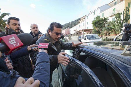 Schettino und die Medien. (Bild: AP) Schettino und die Medien. (Bild: AP)