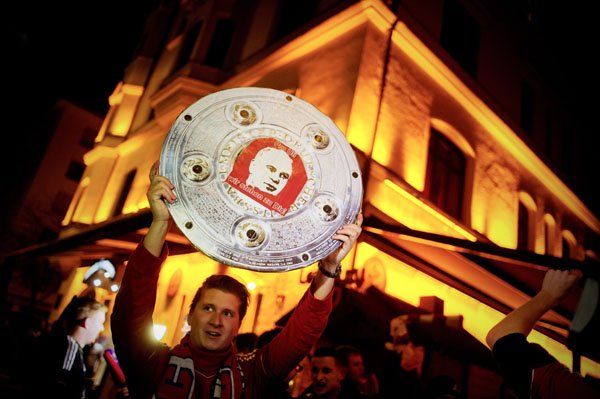 Die Fans feiern mit. Die Fans feiern mit.
