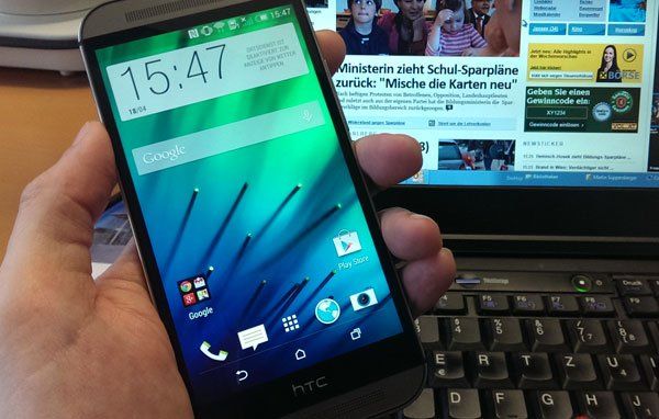 Ein Snapdragon 801 Vierkernprozessor treibt das HTC One (M8) an.