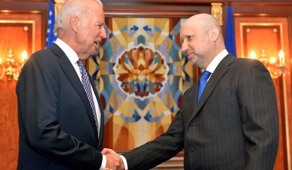 US-Vize Biden mit dem ukrainischen Übergangspräsidenten Alexander Turtschinow. US-Vize Biden mit dem ukrainischen Übergangspräsidenten Alexander Turtschinow.