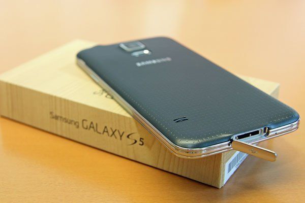 Vom Nexus 7 übernommen: Textur statt glattes Plastik auf der Rückseite. Vom Nexus 7 übernommen: Textur statt glattes Plastik auf der Rückseite.