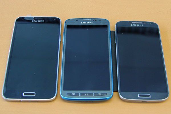 Von links nach rechts: Galaxy S5, Galaxy S4 Active, Galaxy S4. Von links nach rechts: Galaxy S5, Galaxy S4 Active, Galaxy S4.