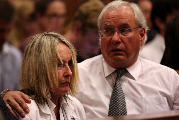 Ein Verwandter versucht June Steenkamp, der Mutter der getöteten Reeva, während der Verhandlung Trost zu spenden. Foto: EPA