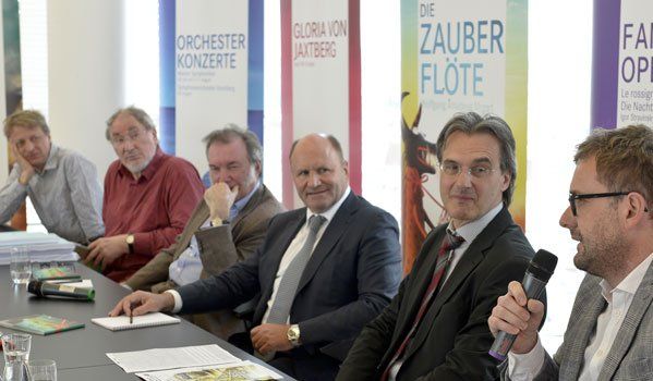 Hochkaräter der Kulturszene: Regisseur Michael Sturminger, Komponist Heinz Karl Gruber, Intendant David Pountney, Festspiel-Präsident Hans-Peter Metzler, Theater an der Wien Intendant Roland Geyer und Matthias Losek, Künstlerischer Leiter Wien Modern Hochkaräter der Kulturszene: Regisseur Michael Sturminger, Komponist Heinz Karl Gruber, Intendant David Pountney, Festspiel-Präsident Hans-Peter Metzler, Theater an der Wien Intendant Roland Geyer und Matthias Losek, Künstlerischer Leiter Wien Modern