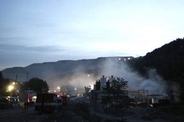 Rauch steigt auf als Retter frische Luft in den Mine pumpen. Foto: AP Rauch steigt auf als Retter frische Luft in den Mine pumpen. Foto: AP