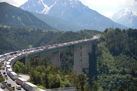 Stau auf der Europabrücke der Brennerautobahn (A13) im Gemeindegebiet Patsch in Tirol. Foto: APA/DANIEL LIEBL/ZEITUNGSFOTO.AT