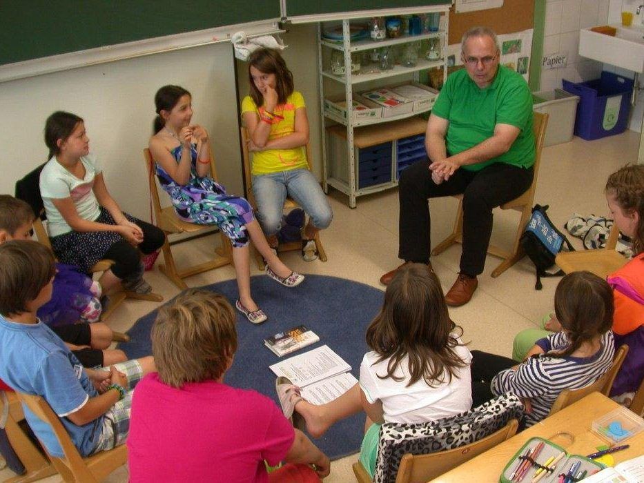 Schlaganfall-Patient Kurt Gerszi zu Besuch in der 4. Klasse der Volksschule Tschagguns Schlaganfall-Patient Kurt Gerszi zu Besuch in der 4. Klasse der Volksschule Tschagguns