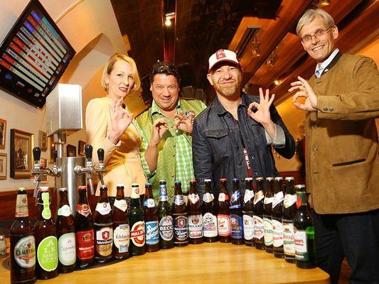 In geselliger Runde wurde das Bier verköstigt.