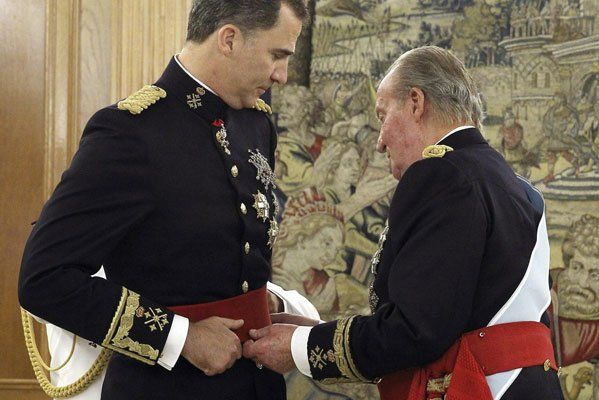 Der Moment der Wahrheit: Juan Carlos übergibt die Schärpe an Felipe. (AP)