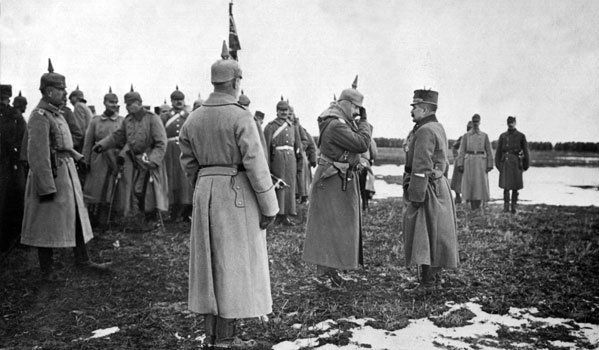 Kaiser Wilhelm II. (M) bei einem Besuch der deutschen und österreichisch-ungarischen Truppen in Galizien. Ausgelöst durch die tödlichen Schüsse auf den österreichischen Thronfolger Franz Ferdinand durch serbische Nationalisten am 28. Juni 1914 in Sarajevo brach im August 1914 der 1. Weltkrieg bezeichnet aus. Foto: APA/dpa (Archiv) Kaiser Wilhelm II. (M) bei einem Besuch der deutschen und österreichisch-ungarischen Truppen in Galizien. Ausgelöst durch die tödlichen Schüsse auf den österreichischen Thronfolger Franz Ferdinand durch serbische Nationalisten am 28. Juni 1914 in Sarajevo brach im August 1914 der 1. Weltkrieg bezeichnet aus. Foto: APA/dpa (Archiv)