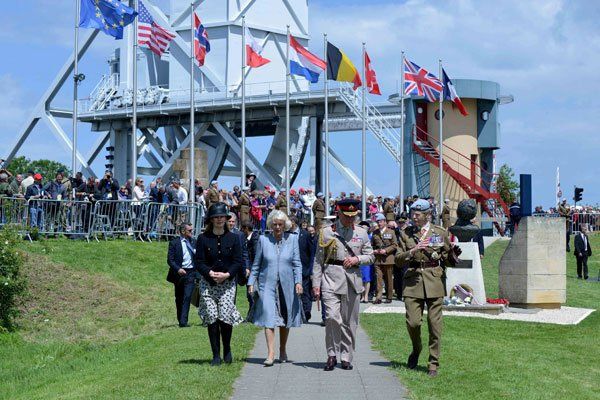 Prinz Charles, Camilla besuchen die Pegasus-Brücke.