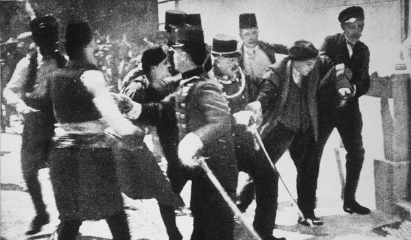 Die Verhaftung des Attentäters Gavrilo Princip am 28. Juni 1914. Foto: Archivbild von 1914/ APA/ PICTUREDESK.COM/ALBERT HILSCHER Die Verhaftung des Attentäters Gavrilo Princip am 28. Juni 1914. Foto: Archivbild von 1914/ APA/ PICTUREDESK.COM/ALBERT HILSCHER