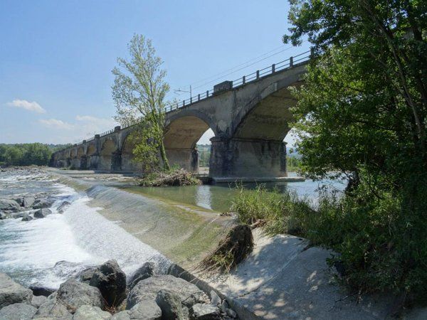 Bil11_EisenbahnbrueckeueberFlussTaro_web