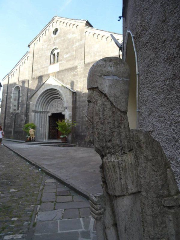 Bild8_Pilgerdenkmal und Dom in Berceto_web
