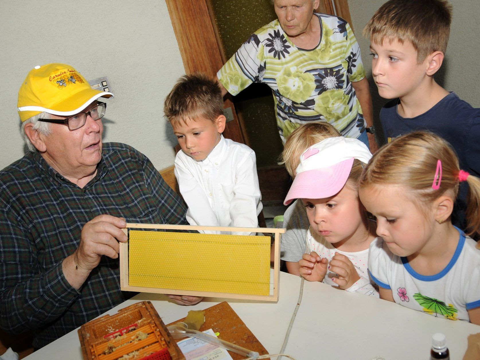 Interessierte Kinder aus Fußach zu Besuch bei Imker Oswald Dörler Interessierte Kinder aus Fußach zu Besuch bei Imker Oswald Dörler