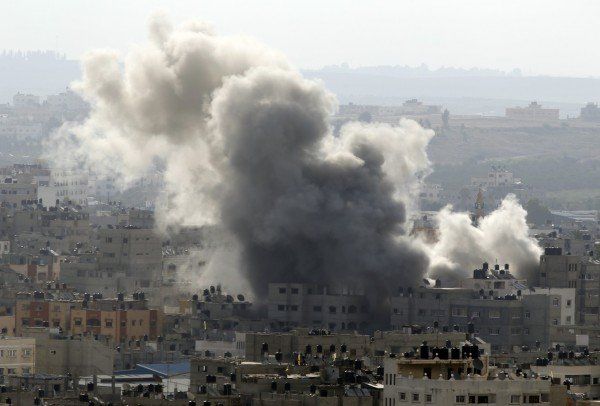 Israel nimmt die Luftangriffe auf Gaza City wieder auf. (AP) Israel nimmt die Luftangriffe auf Gaza City wieder auf. (AP)