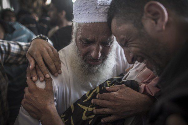 Beisetzung eines vierjährigen Mädchens, das bei einem israelischen Angriff ums Leben kam. (EPA) Beisetzung eines vierjährigen Mädchens, das bei einem israelischen Angriff ums Leben kam. (EPA)