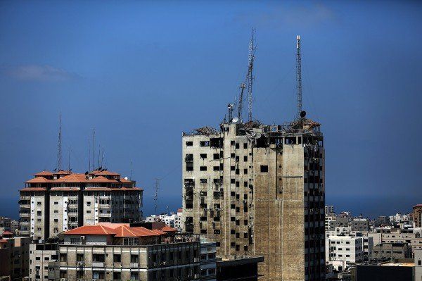 Der TV-Sender der Hamas nach einem direkten Treffer der Israelis. (EPA) Der TV-Sender der Hamas nach einem direkten Treffer der Israelis. (EPA)