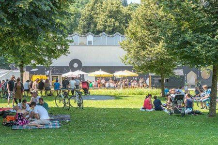 Jazzbrunch auf Picknickdecken – oder, wer's lieber herkömmlich mag, mit Tisch und Bank.... Foto: poolbar Jazzbrunch auf Picknickdecken – oder, wer's lieber herkömmlich mag, mit Tisch und Bank.... Foto: poolbar