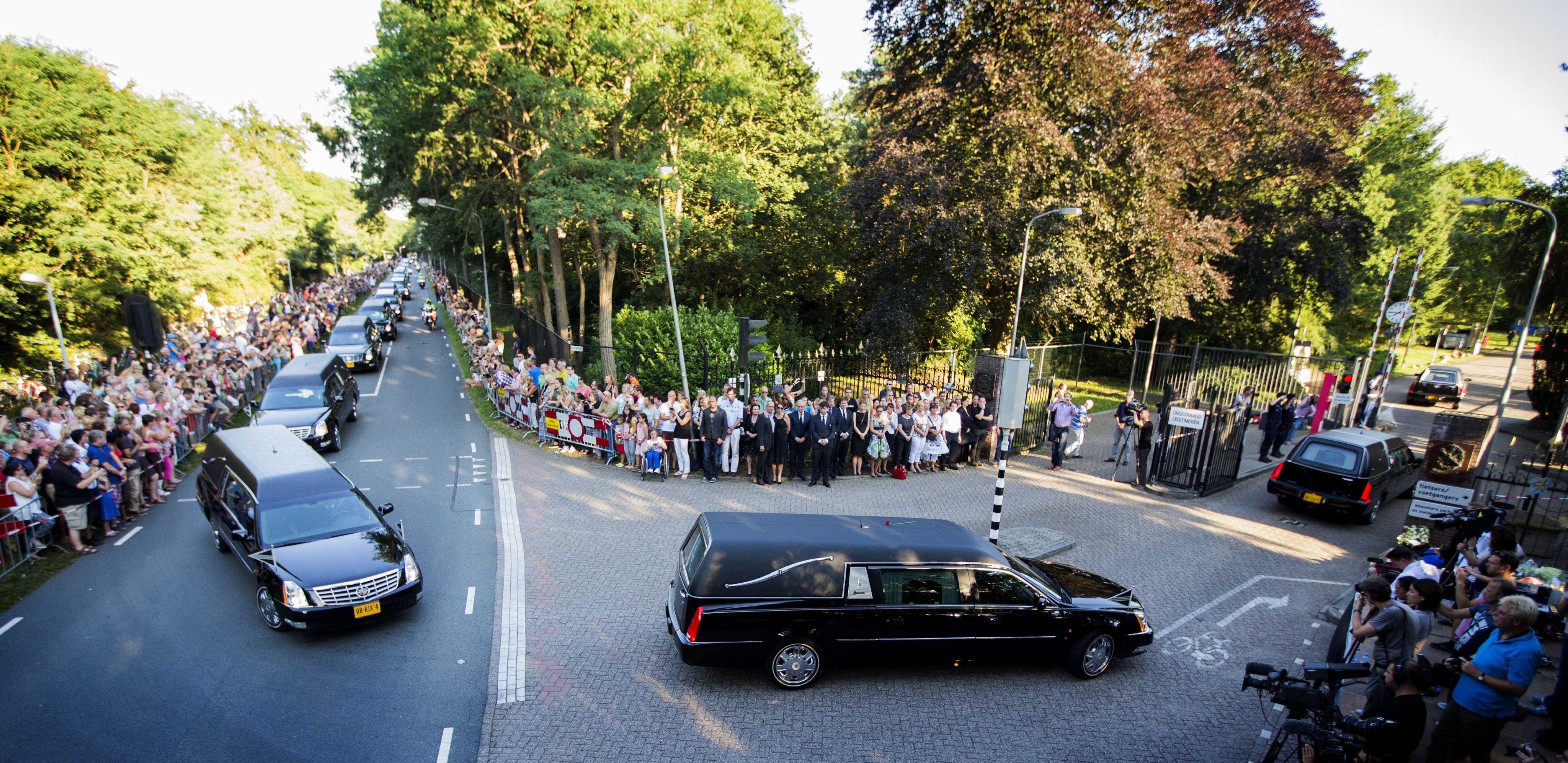 Eine Kolonne von Leichenwagen bringt die Opfer in eine Kaserne bei Eindhoven. (AP)