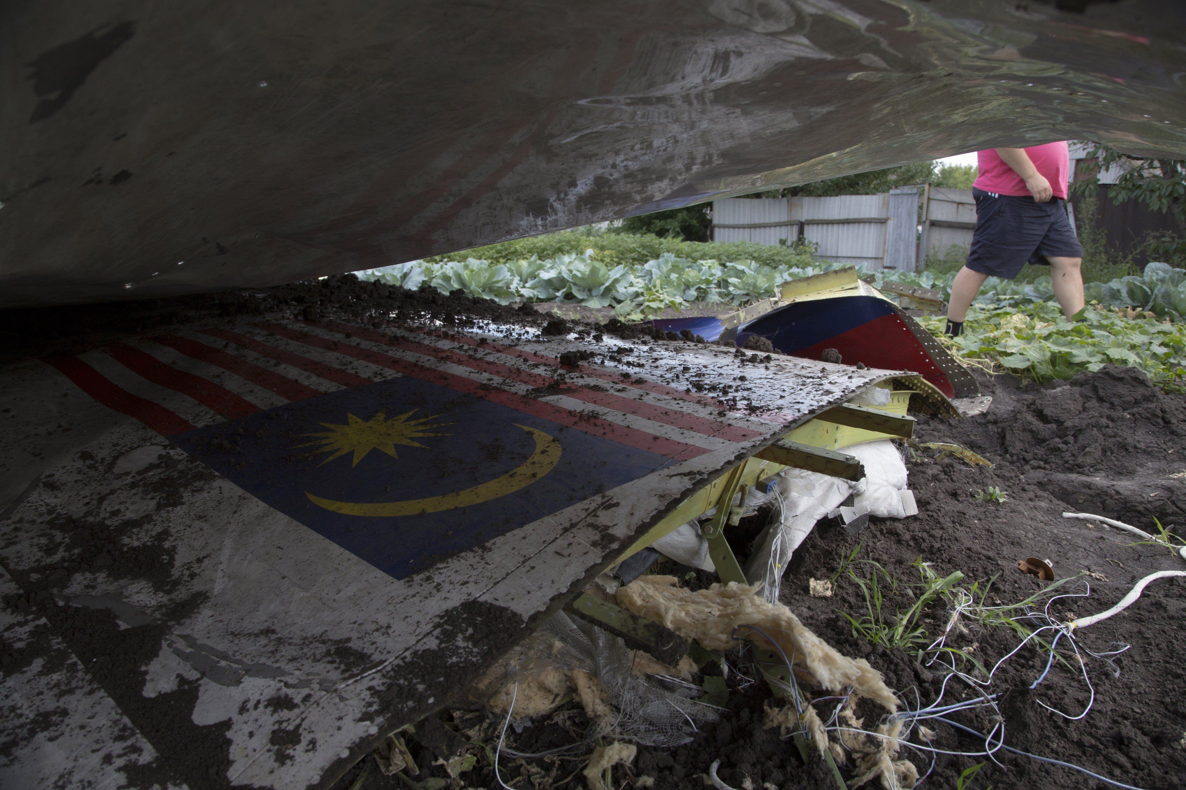 Noch immer sind Wrackteile über ein großes Gebiet verstreut. Und auch Leichen fehlen... (AP)