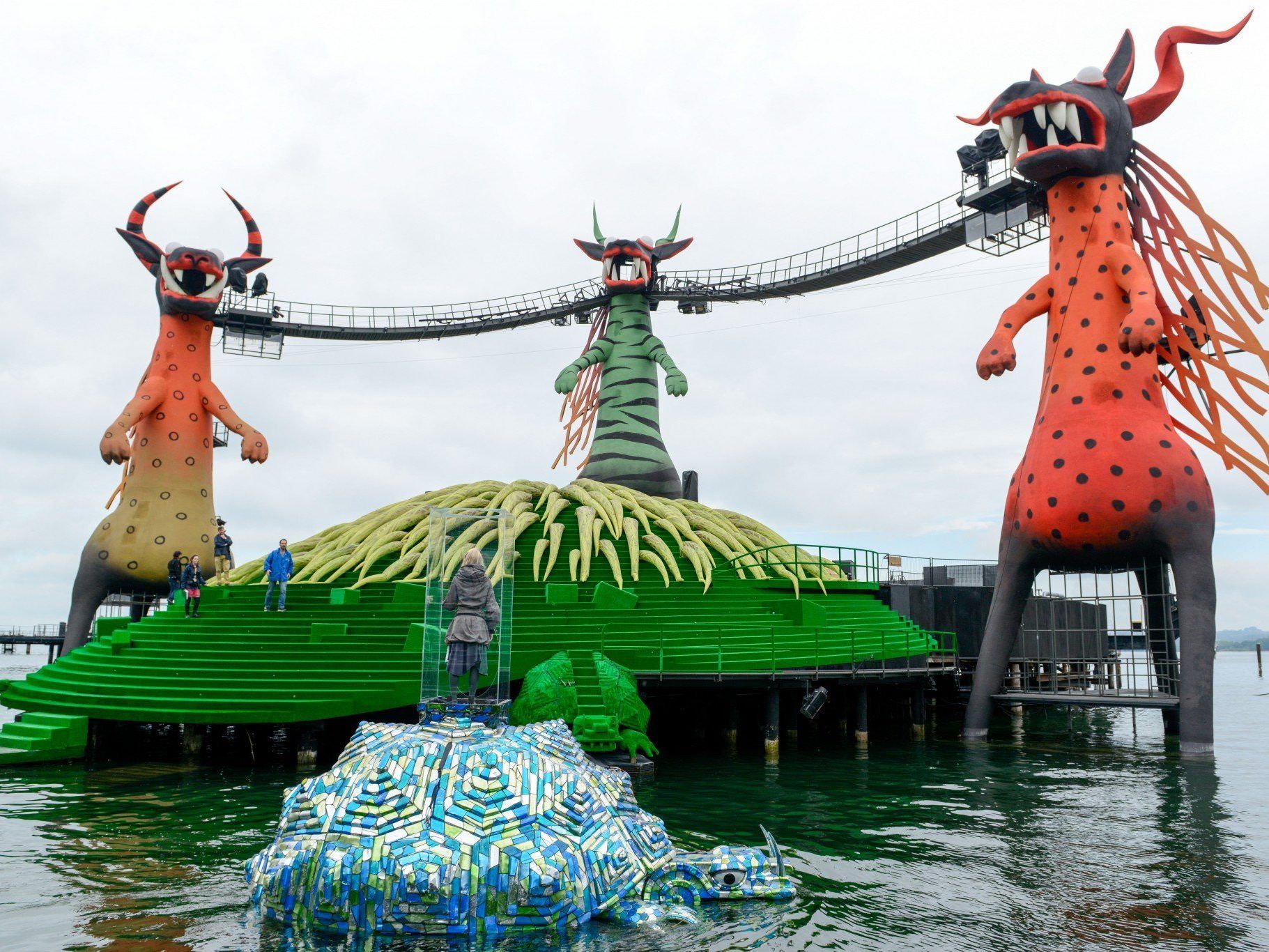 Die drei Drachenhunde bewachen für Mozarts Zauberflöte die Bregenzer Seebühne. Die drei Drachenhunde bewachen für Mozarts Zauberflöte die Bregenzer Seebühne.