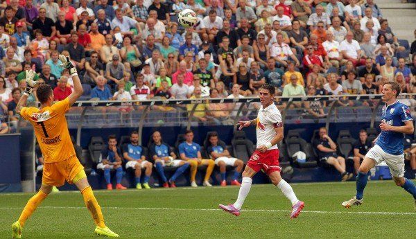 Soriano (Mitte) überhebt Goalie Stankovic zum 4:0. - Krugfoto/APA 