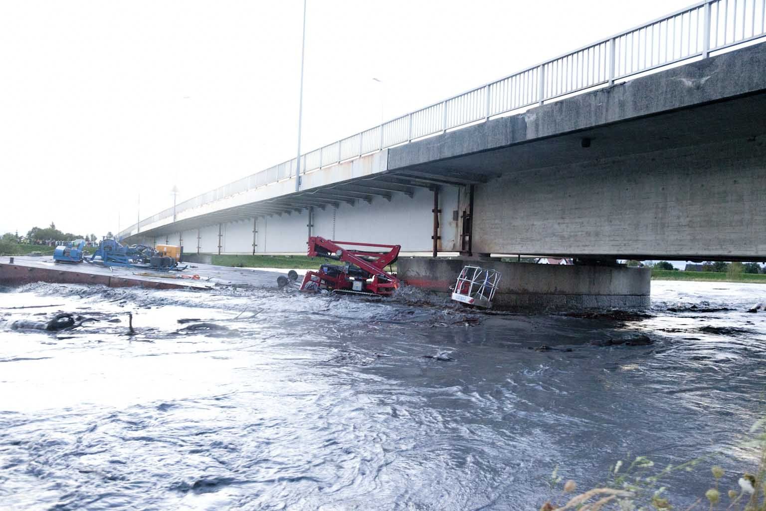 Rhein Hochwasser Ponton Kran Einsatz Wasserrettung Rhein Hochwasser Ponton Kran Einsatz Wasserrettung