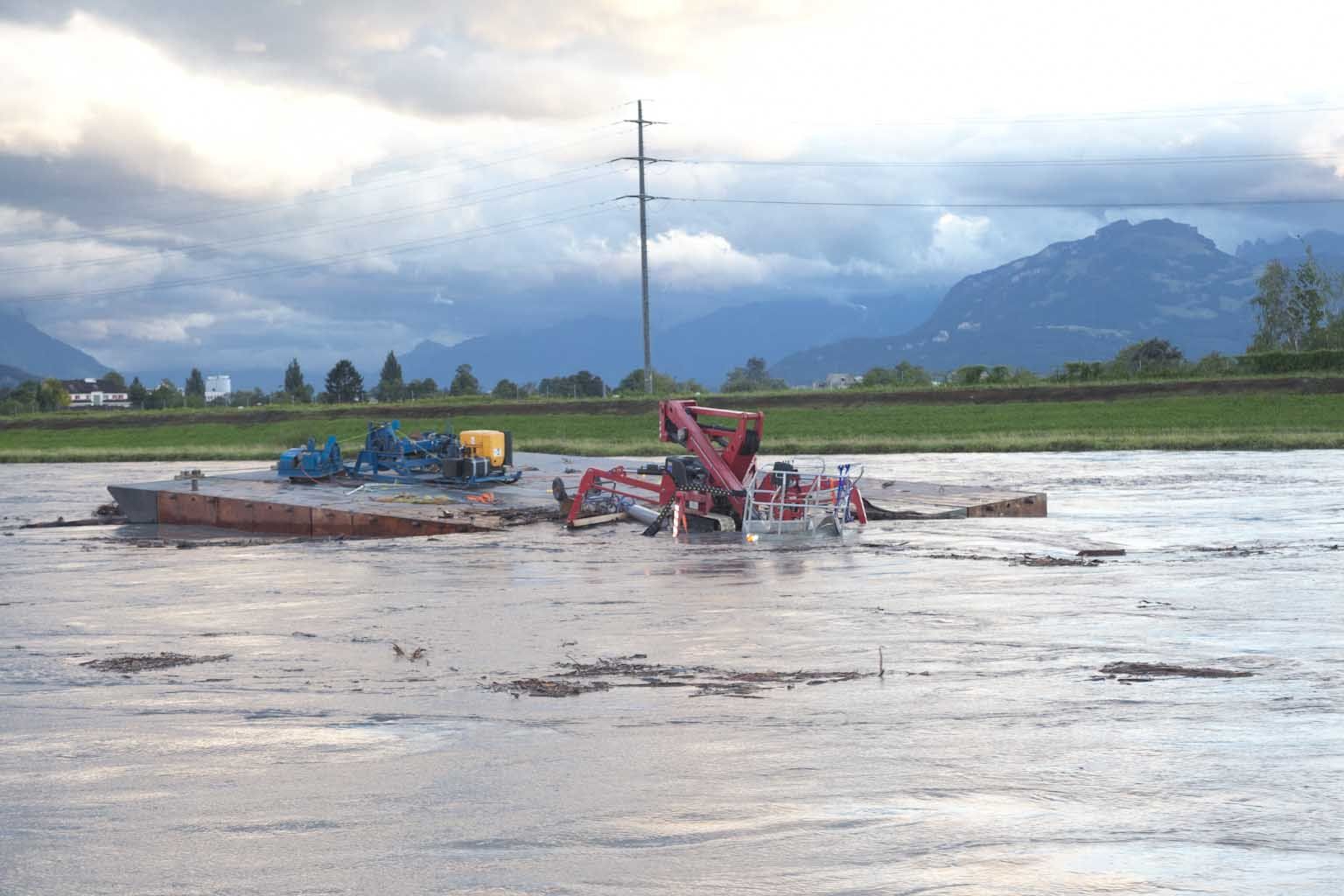 Rhein Hochwasser Ponton Kran Einsatz Wasserrettung Rhein Hochwasser Ponton Kran Einsatz Wasserrettung