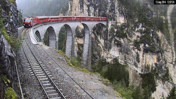Die Zuggarnitur auf dem Landwasserviadukt, kurz bevor sie entgleiste. (APA/Webcam RhB) Die Zuggarnitur auf dem Landwasserviadukt, kurz bevor sie entgleiste. (APA/Webcam RhB)