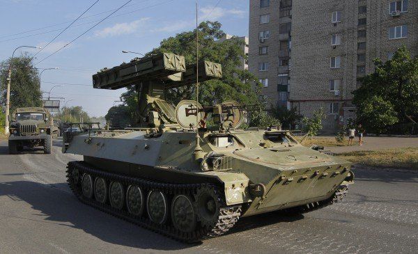 Ein Raketenwerfer der Separatisten fuhr am Sonntagnachmittag in einer Kolonne durch Krasnodon. (AP) Ein Raketenwerfer der Separatisten fuhr am Sonntagnachmittag in einer Kolonne durch Krasnodon. (AP)