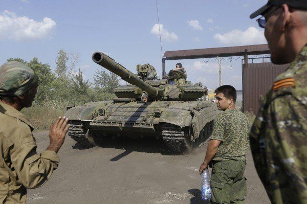 Separatisten bringen einen Panzer bei Krasnodon in Stellung. (AP) Separatisten bringen einen Panzer bei Krasnodon in Stellung. (AP)