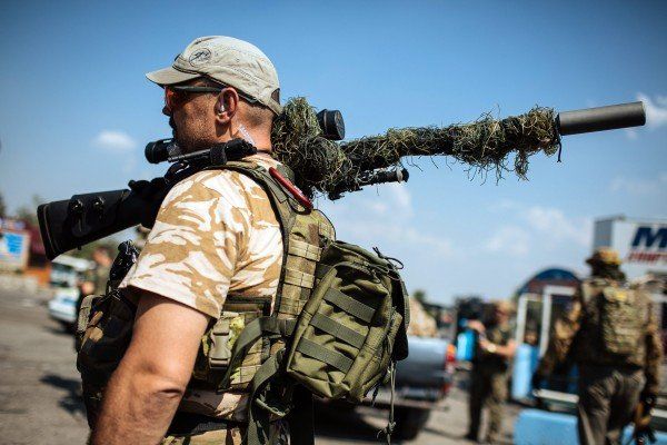 Ein ukrainischer Scharfschütze an einem ukrainischen Checkpoint. (EPA) Ein ukrainischer Scharfschütze an einem ukrainischen Checkpoint. (EPA)