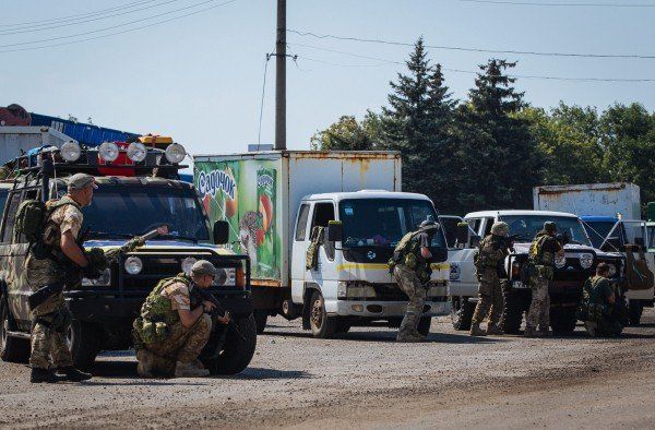 Ukrainische Soldaten vor dem Angriff auf einen Checkpoint der Separatisten. (EPA) Ukrainische Soldaten vor dem Angriff auf einen Checkpoint der Separatisten. (EPA)