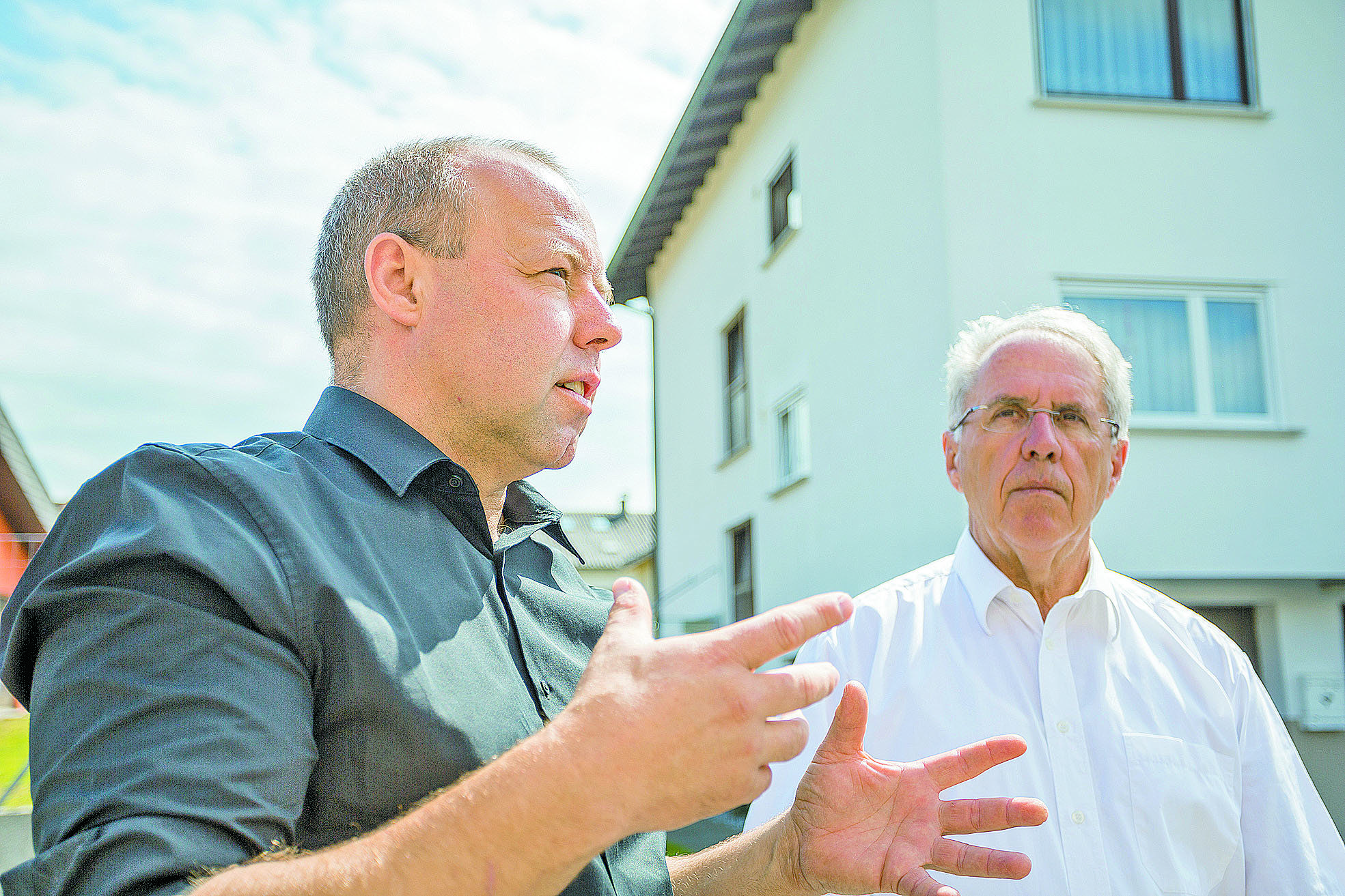 Günter Lampert (rechts), der Vater des Bauherren, hatte in Architekt Johannes Kaufmann volles Vertrauen. War er doch davon überzeugt, dass dieser ein in mehrfacher Weise nachhaltiges Projekt wie dieses „kann“. Foto: Cyril Müller