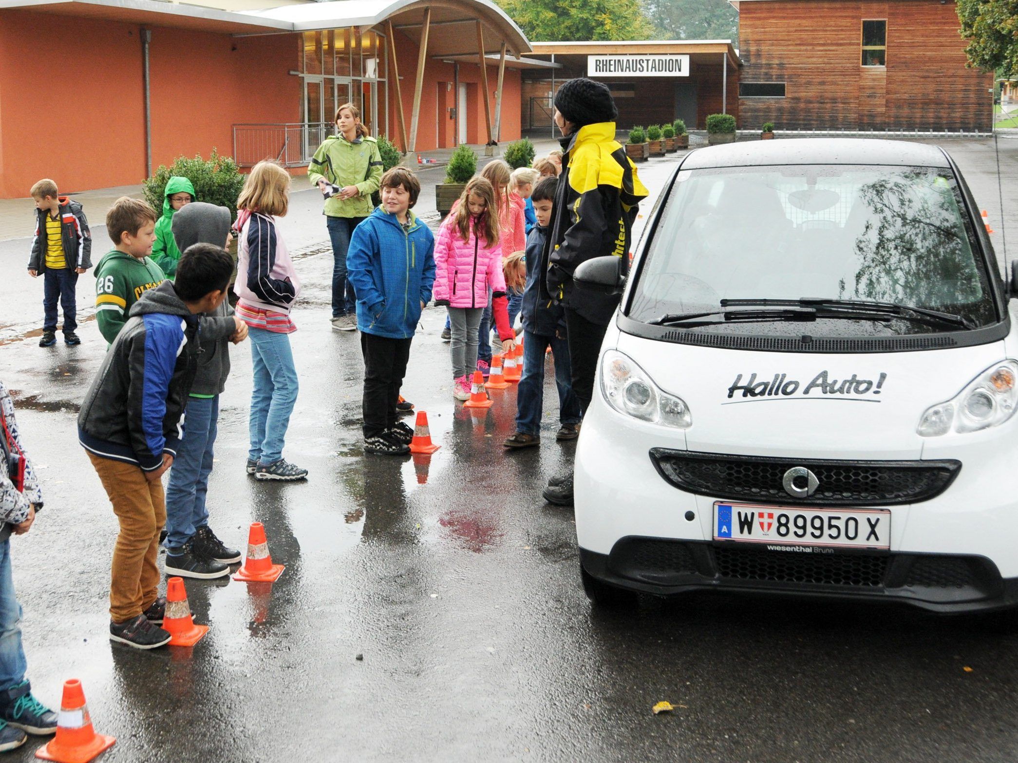 Die Schüler staunen: So weit fuhr der Smart nach der Vollbremsung noch Die Schüler staunen: So weit fuhr der Smart nach der Vollbremsung noch
