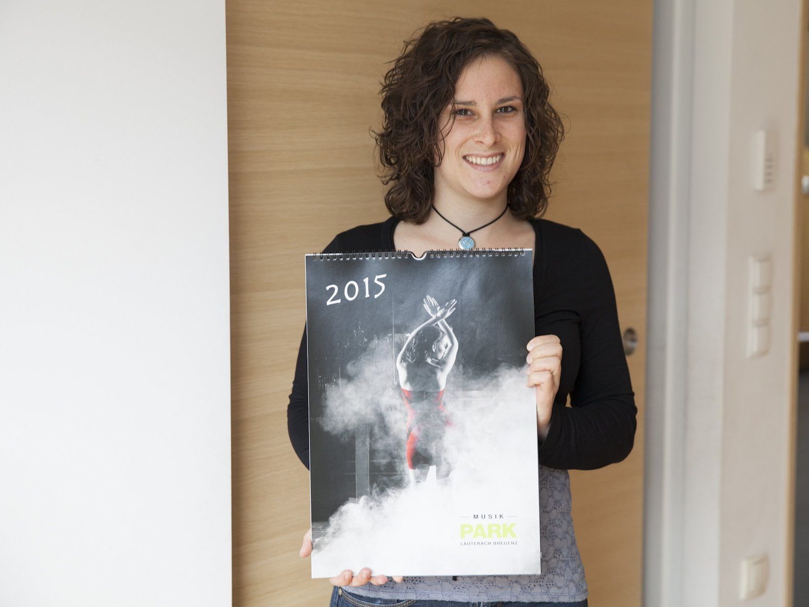 Sabrina Peter, mit ihrem Kalender, dessen Erlös dem Verein "Stunde des Herzens" zugute kommt. Sabrina Peter, mit ihrem Kalender, dessen Erlös dem Verein "Stunde des Herzens" zugute kommt.