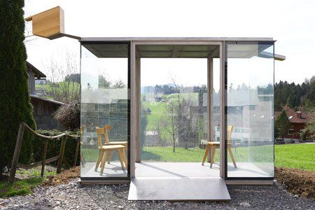 Der Prototyp des Chilenen Smiljan Radic: Glaskonstruktion mit Stühlen, Kassetten-Decke und Vogelhaus Der Prototyp des Chilenen Smiljan Radic: Glaskonstruktion mit Stühlen, Kassetten-Decke und Vogelhaus