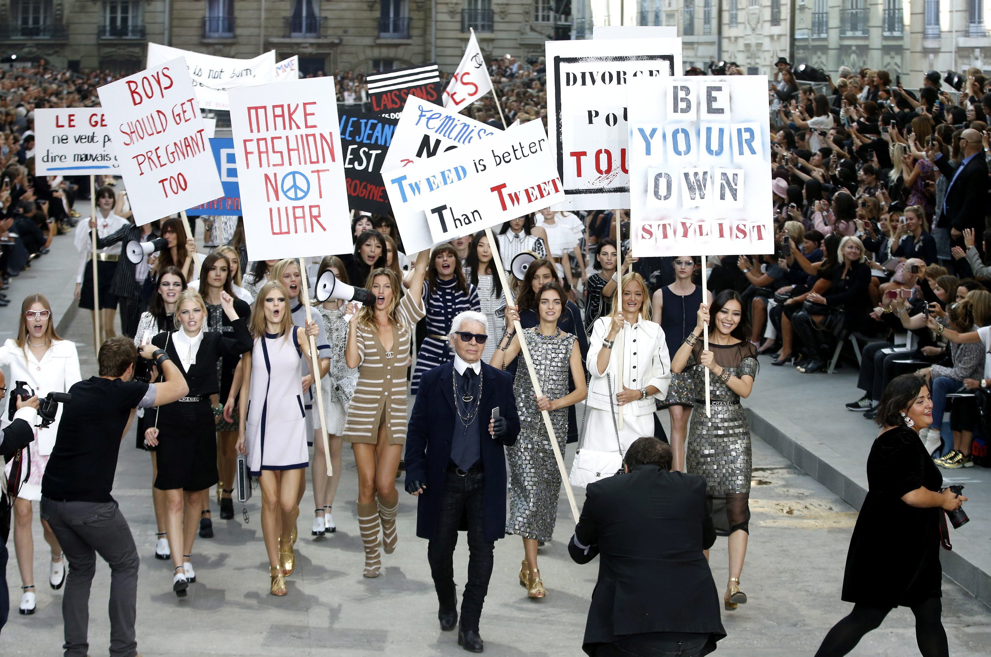 Demo bei Chanel: Lagerfeld schickte die Models auf die Straße. Foto: EPA