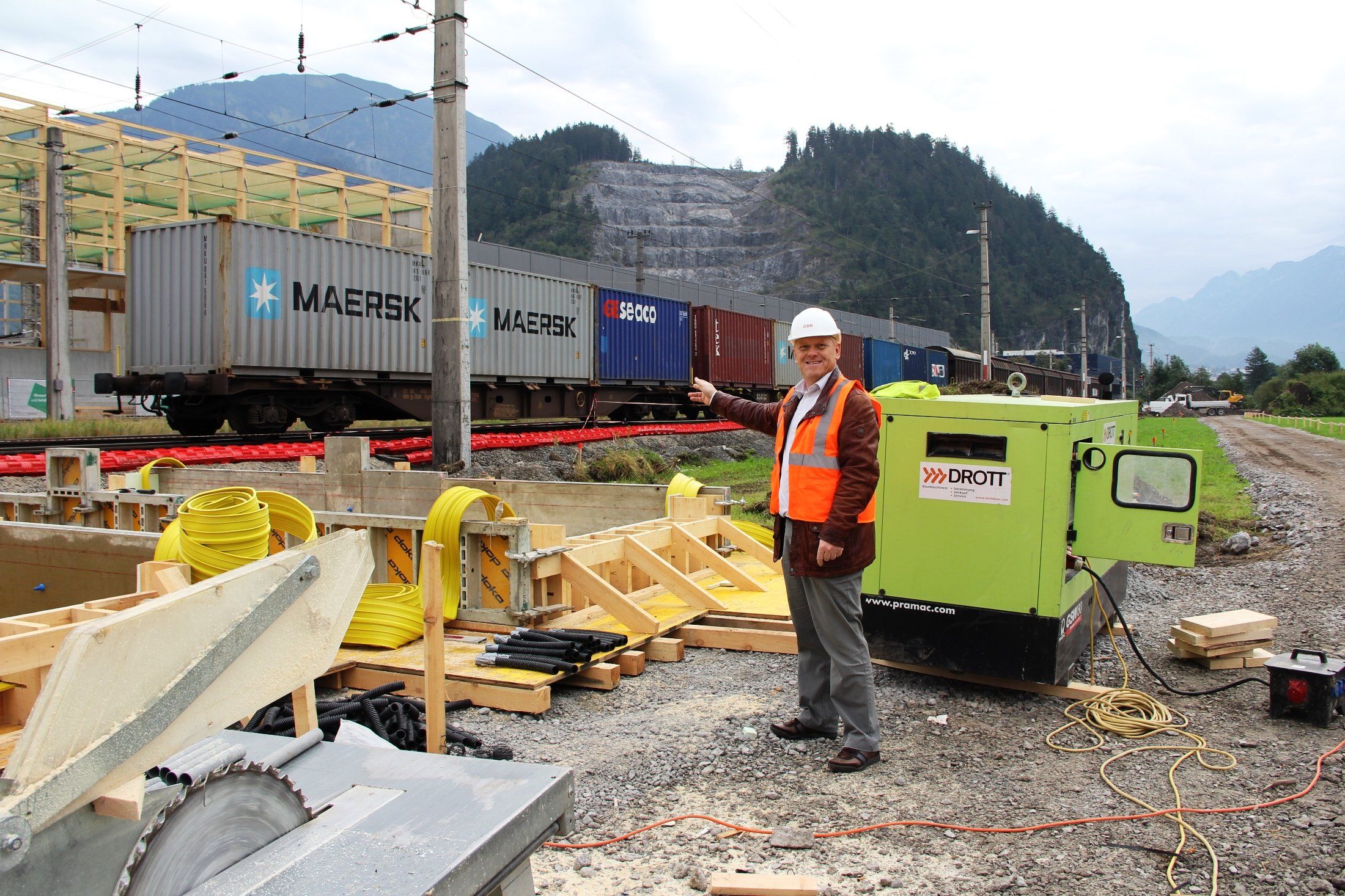 Projektteamleiter Karl Hartleitner Infra Neu-Ausbau auf der Baustelle – neben den bestehenden Gleisen wird bereits eifrig gearbeitet. Foto: ÖBB Projektteamleiter Karl Hartleitner Infra Neu-Ausbau auf der Baustelle – neben den bestehenden Gleisen wird bereits eifrig gearbeitet. Foto: ÖBB