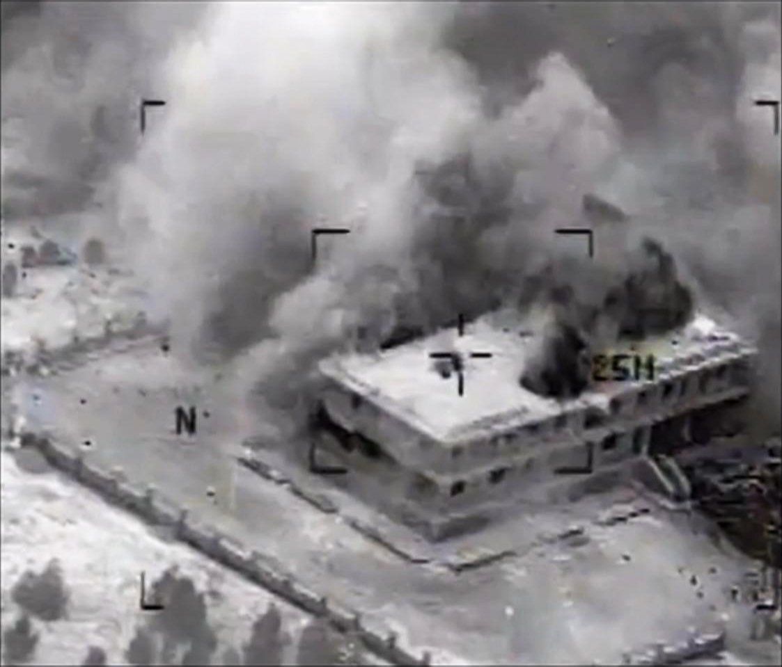 Vom US-Militär veröffentlichte Aufnahmen zeigen ein Gebäude in Syrien bei einem US-Luftangriff.
